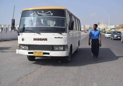 حملة مرورية في المكلا لضبط حافلات النقل غير المرقمة