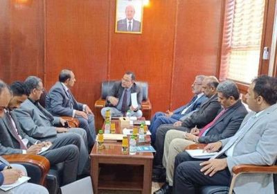 وزير الزراعة ومحافظ حضرموت يبحثان سير المشاريع التنموية