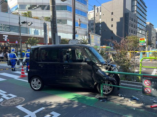 اصطدام سيارة بحاجز قرب السيارة السفارة الإسرائيلية يطوكيو