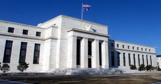 "يو بي إس" يتوقع خفض الفائدة الأمريكية بقوة في 2024