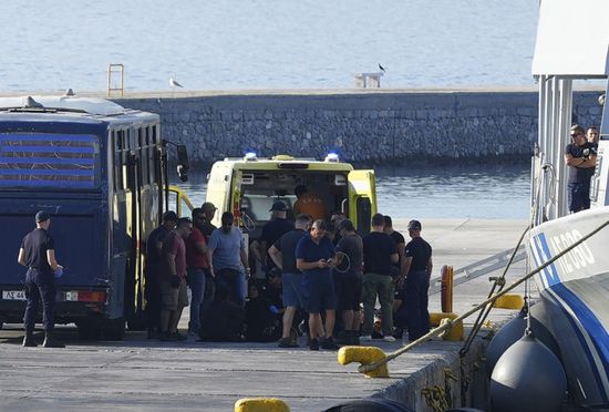 وفاة مهاجر وإنقاذ 18 شخصا قبالة جزيرة يونانية