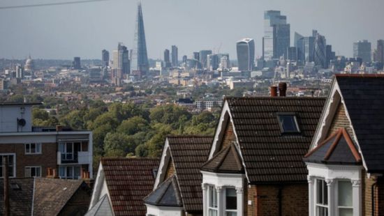 أسعار المنازل تتراجع وتكاليف الإيجار ترتفع في المملكة المتحدة 