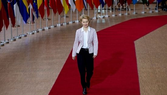 لبحث تطورات غزة.. رئيسة المفوضية الأوروبية تصل إلى القاهرة