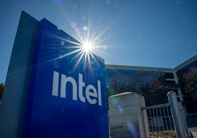 سهم شركة "إنتل" يصل إلى أعلى مستوى خلال عام