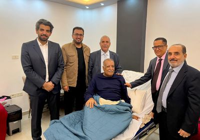 وفد من هيئة رئاسة الانتقالي يطمئن على صحة اللواء لخشع