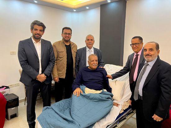 وفد من هيئة رئاسة الانتقالي يطمئن على صحة اللواء لخشع