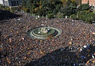 عشرات آلاف الإسبان يتظاهرون رفضا للعفو عن انفصاليين كاتالونيين