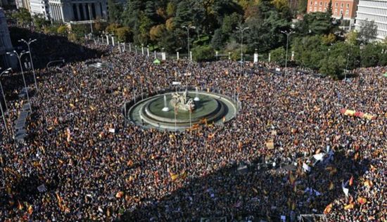 عشرات آلاف الإسبان يتظاهرون رفضا للعفو عن انفصاليين كاتالونيين