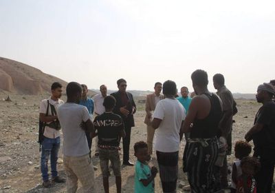 مأمور المكلا يتفقد موقع نقل الفئات المهمشة غرب المدينة