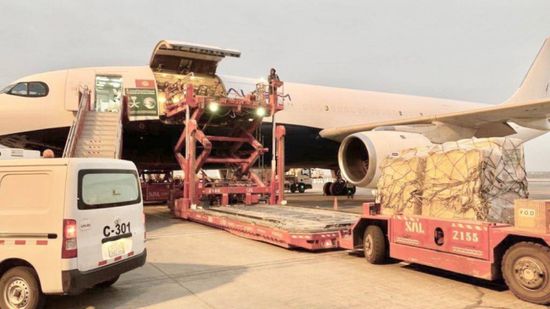 السعودية: وصول الطائرة الإغاثية الـ12 إلى مطار العريش تمهيدًا لدخولها غزة