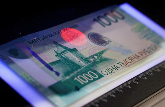 تفاوت أداء الروبل الروسي أمام الدولار واليورو واليوان