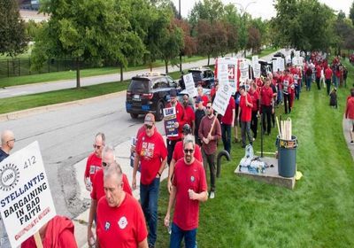 عمال ستيلانتس يوافقون على اتفاق الأجور وينهون الإضرابات