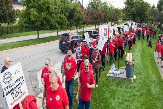 عمال ستيلانتس يوافقون على اتفاق الأجور وينهون الإضرابات