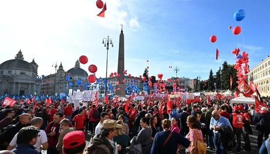 إضراب عمال القطاع العام في إيطاليا احتجاجا على ميزانية الحكومة