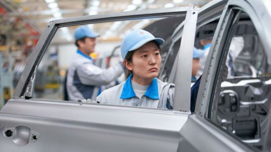 الصين تتجه لتصبح أكبر مُصدّر للسيارات في العالم