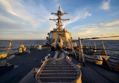 سفينة أمريكية تسقط مسيرتين حوثيتين في البحر الأحمر