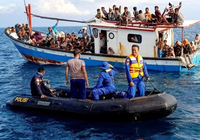 مئات اللاجئين الروهينغا يغادرون بحرا من بنغلادش