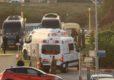 الإذاعة الإسرائيلية: الصليب الأحمر يستلم الأسرى الإسرائيليين من معبر رفح