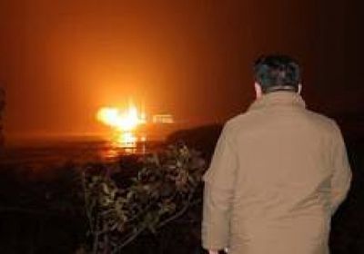 زعيم كوريا الشمالية يتفقد صورًا التقطها القمر الصناعي للتجسس