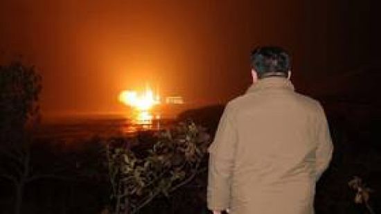 زعيم كوريا الشمالية يتفقد صورًا التقطها القمر الصناعي للتجسس