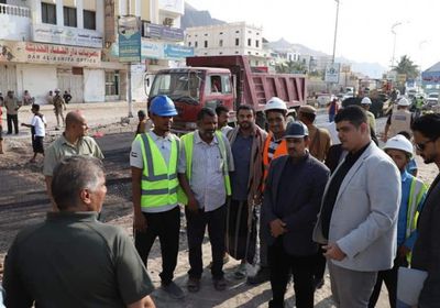 محافظ حضرموت يتفقد سير عدة مشاريع طرق حيوية