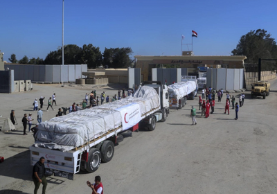 61 شاحنة.. الهلال الأحمر الفلسطيني يطلق أكبر قافلة مساعدات لغزة