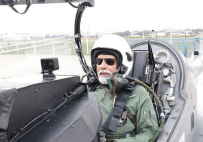 في نسخة تجريبية.. رئيس وزراء الهند يقود طائرة حربية بنفسه