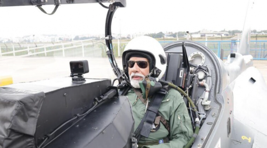 في نسخة تجريبية.. رئيس وزراء الهند يقود طائرة حربية بنفسه
