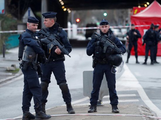 الشرطة الفرنسية تعتقل 13 شخصًا رسموا صلبانًا معقوفة