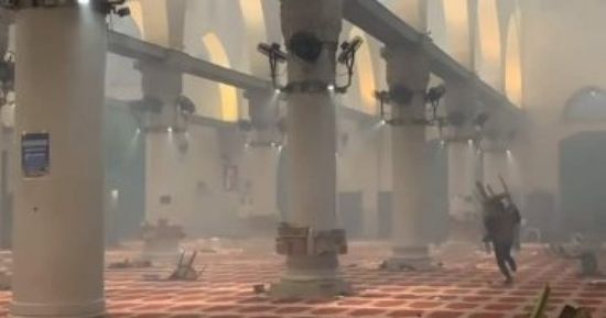 مُستوطنون يقتحمون باحات الأقصى بحماية الشرطة الإسرائيلية