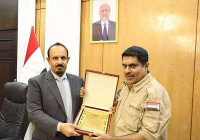 محافظ حضرموت يكرم القيادة المحلية للانتقالي لدورها بإغاثة ضحايا "تيج"