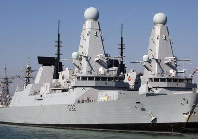 استهداف مدمرة أمريكية بصاروخين انطلقا من مناطق الحوثي