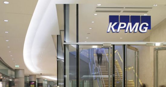 شركة "kpmg" تجمد زيادات أجور موظفيها لتباطؤ الأعمال