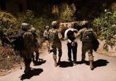 قوات الاحتلال تواصل اعتقال عشرات الفلسطينيين بالضفة