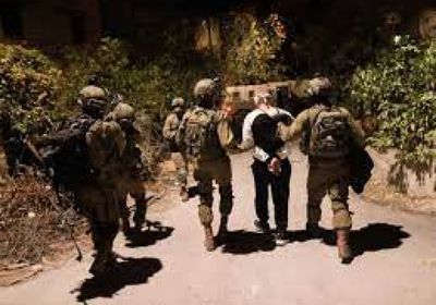 قوات الاحتلال تواصل اعتقال عشرات الفلسطينيين بالضفة