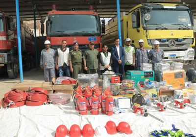 دعم الدفاع المدني في ساحل حضرموت بمعدات ثقيلة وأدوات سلامة