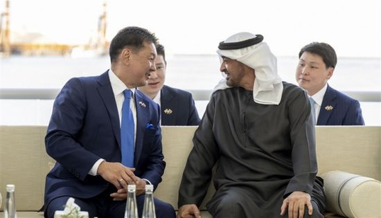 محمد بن زايد يستقبل رئيس منغوليا في قصر البحر