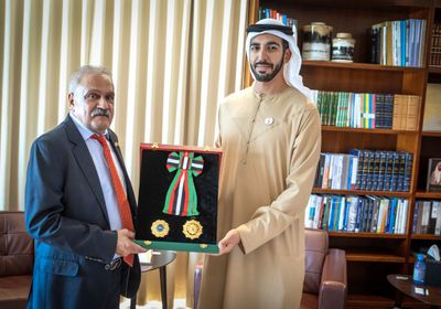رئيس الإمارات يمنح سفير جنوب أفريقيا وسام الاستقلال