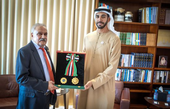 رئيس الإمارات يمنح سفير جنوب أفريقيا وسام الاستقلال