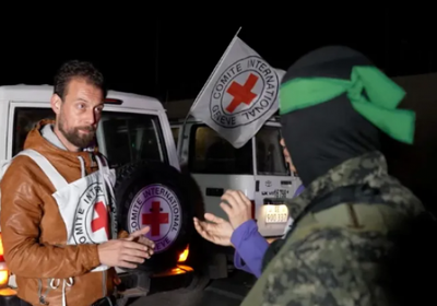 حماس تسلم الصليب الأحمر الرهائن الإسرائيليين لليوم الخامس