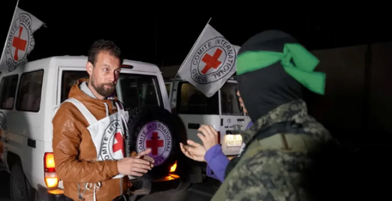 حماس تسلم الصليب الأحمر الرهائن الإسرائيليين لليوم الخامس