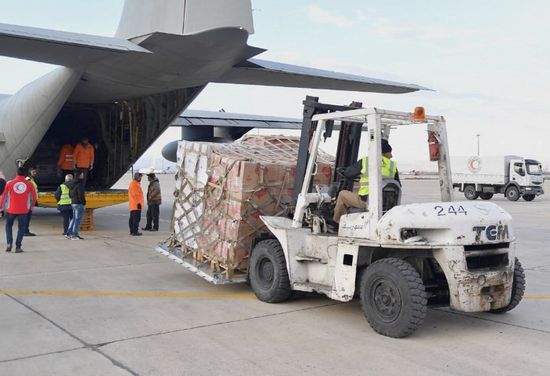 واشنطن ترسل مساعدات إلى غزة في طائرات عسكرية