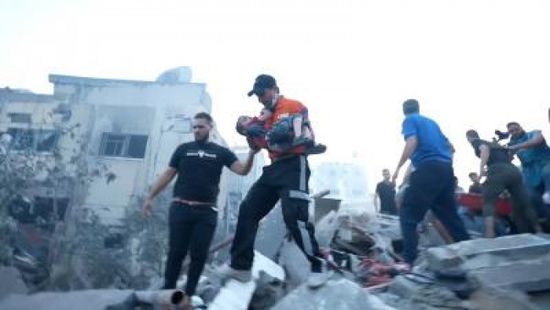 طواقم الإنقاذ تنتشل 160 شهيدًا من تحت الأنقاض بغزة