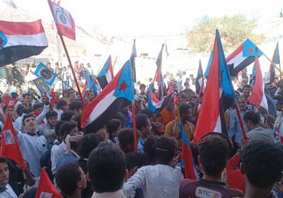 جماهير بيحان تحتفي بعيد الاستقلال وتجدد تفويض "الانتقالي"