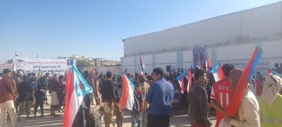 توافد الجماهير إلى مدينة عتق للاحتفال بعيد الجلاء الـ56