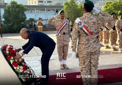 الكثيري يضع إكليلا من الزهور على قبر الجندي المجهول بالتواهي