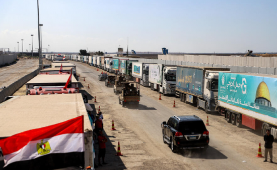 مصادر مصرية تكشف حقيقة توقف دخول المساعدات لغزة عقب استئناف الحرب