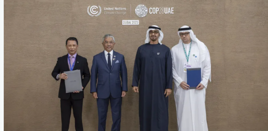 رئيس الإمارات وملك ماليزيا يشهدان اتفاقية للطاقة النظيفة