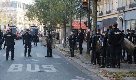 فرنسي يقتل شخصًا ويصيب آخرين بمطرقة بباريس