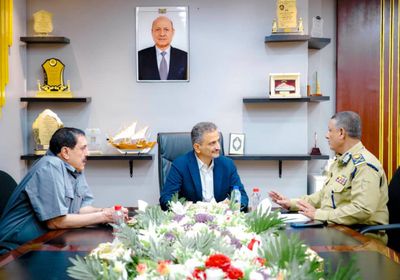 محافظ عدن: مشروع البطاقة الذكية يضع أسس الحكومة الإلكترونية